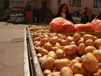 Torniamo su via Volta e all�angolo su via Toti vediamo un folla con voluminose buste piene di patate, carote e cipolle che accerchia un giovane.